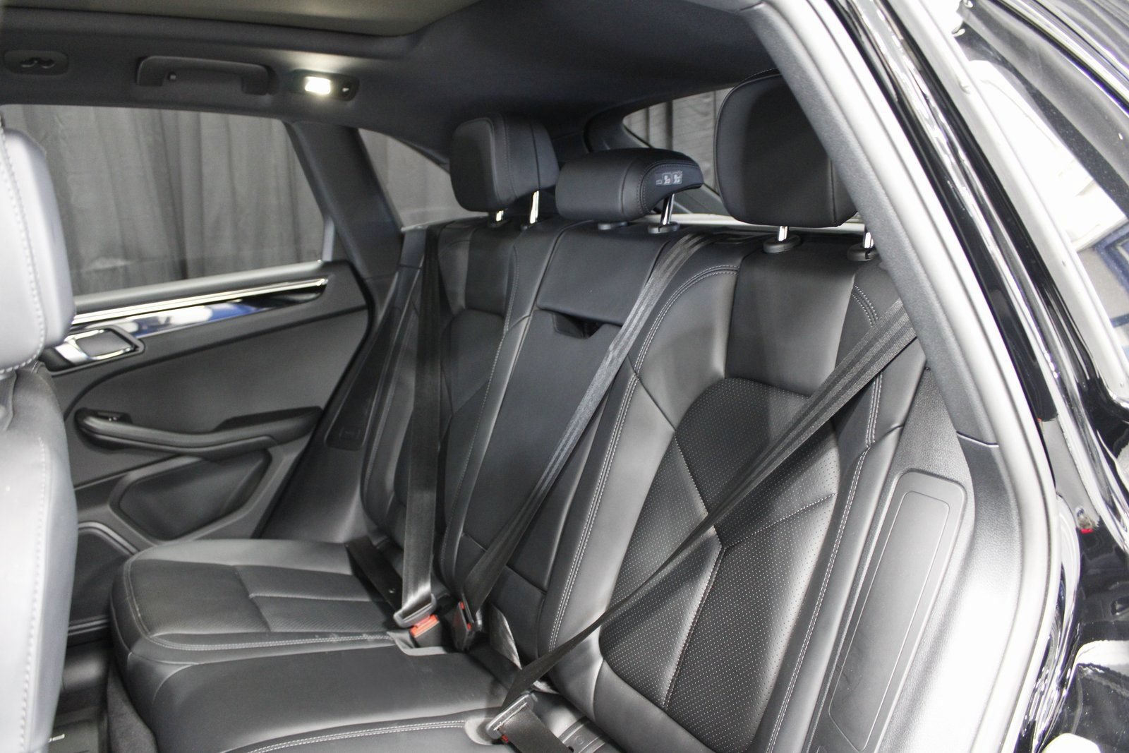 Certified 2025 Porsche Macan AWD/4WD image 19