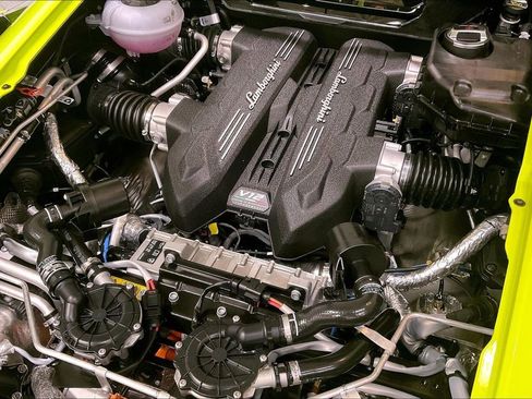 Used 2025 Lamborghini Revuelto image 16