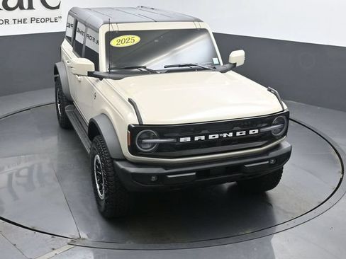 Used 2025 Ford Bronco Outer Banks w/ Sasquatch Package AWD/4WD image 48