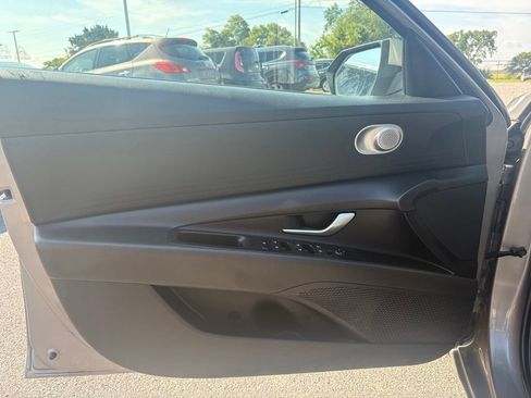 Used 2023 Hyundai Elantra SE FWD image 12