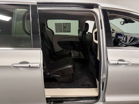 Used 2024 Chrysler Pacifica Touring-L image 66