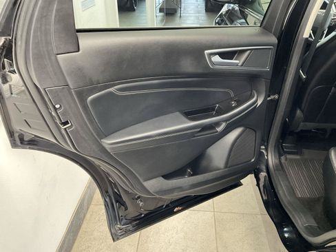 Used 2018 Ford Edge Titanium w/ Technology Package AWD/4WD image 11