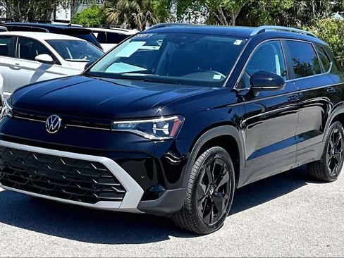 Certified 2025 Volkswagen Taos SE w/ Panoramic Sunroof Package image 9