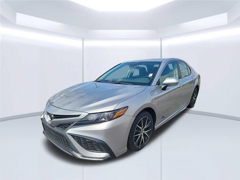 Used 2023 Toyota Camry SE FWD image 2