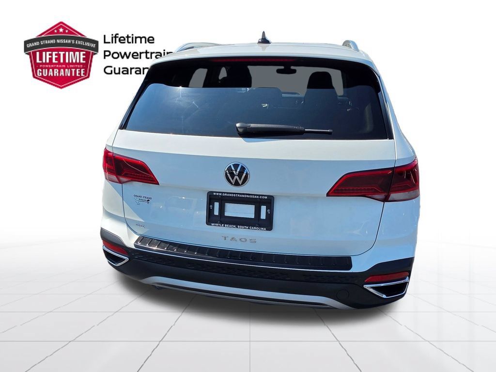 Used 2024 Volkswagen Taos SE w/ Panoramic Sunroof Package FWD image 8