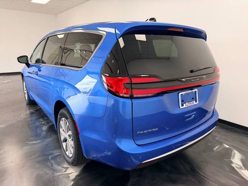 New 2027 Chrysler Pacifica Select AWD/4WD image 23