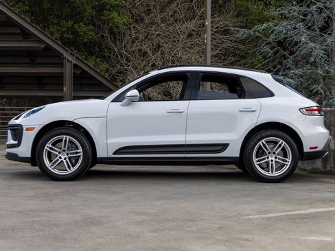 Certified 2025 Porsche Macan image 2