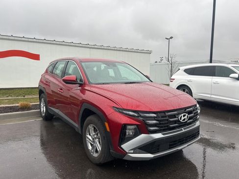 Used 2025 Hyundai Tucson SE image 3