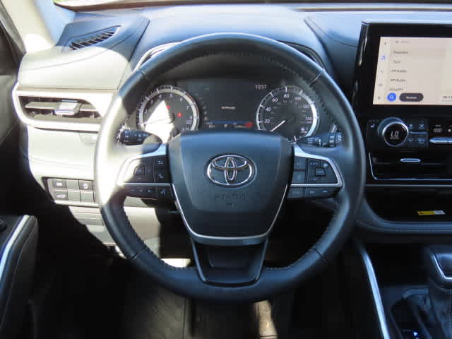 Used 2024 Toyota Highlander XLE AWD/4WD image 20