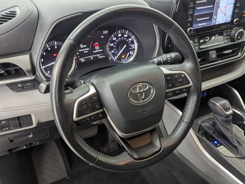 Used 2022 Toyota Highlander XLE image 24