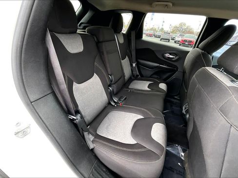 Used 2016 Jeep Cherokee Sport image 19