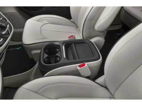 Used 2018 Chrysler Pacifica Touring-L FWD image 18