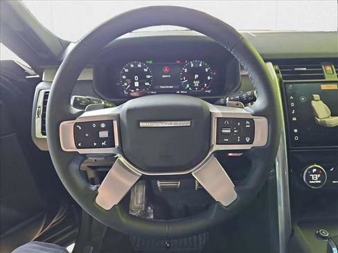 New 2024 Land Rover Discovery Dynamic SE image 18