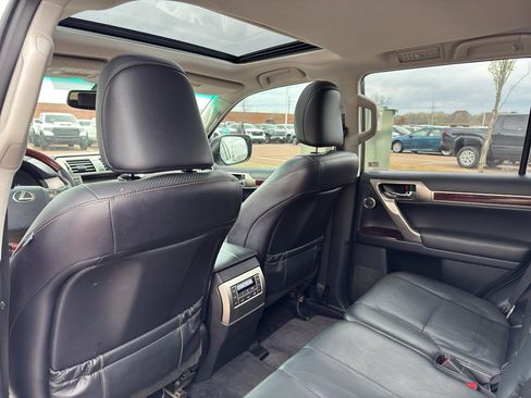 Used 2016 Lexus GX 460 Luxury w/ Preferred Accessory Package image 12