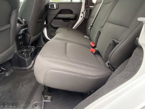 Used 2020 Jeep Wrangler Unlimited Sahara image 12