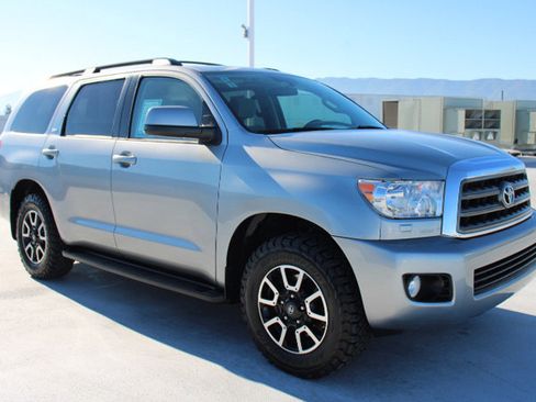 Used 2016 Toyota Sequoia SR5 image 2