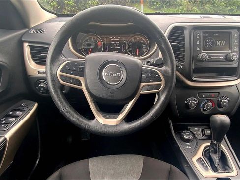 Used 2018 Jeep Cherokee Latitude AWD/4WD image 5