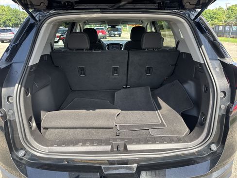 Used 2024 GMC Terrain SLE w/ Driver Convenience Package FWD image 8