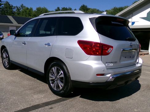 Used 2019 Nissan Pathfinder SV image 3