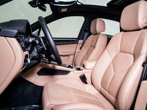 Certified 2025 Porsche Macan image 5