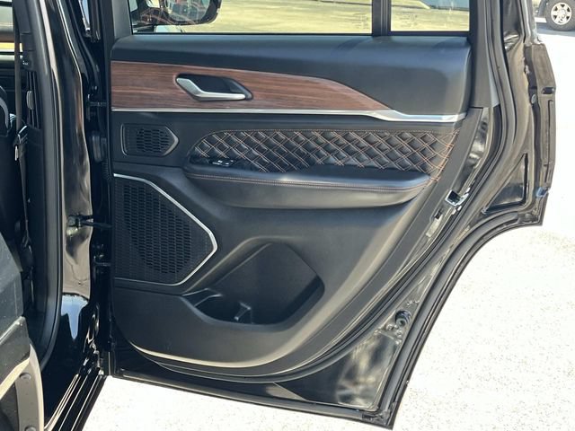 Used 2023 Jeep Grand Cherokee Summit AWD/4WD image 25