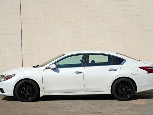 Used 2016 Nissan Altima 2.5 SR w/ LED Appearance Package FWD image 40