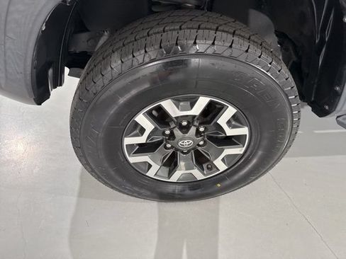 Used 2019 Toyota Tacoma TRD Off-Road w/ Technology Package AWD/4WD image 5