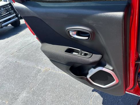 Used 2018 Jeep Renegade Latitude AWD/4WD image 21