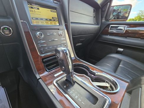 Used 2016 Lincoln Navigator Select RWD image 10