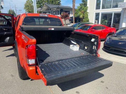 Used 2017 Toyota Tacoma TRD Off-Road image 18