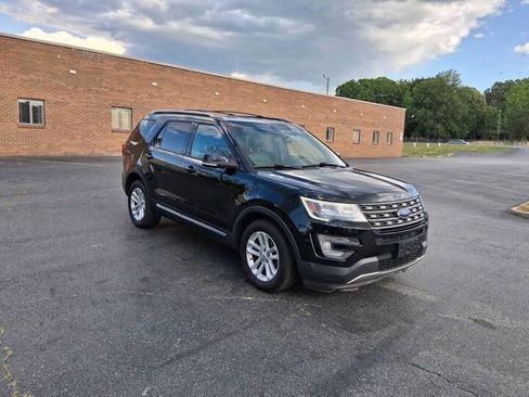 Used 2017 Ford Explorer XLT w/ Equipment Group 202A FWD image 3