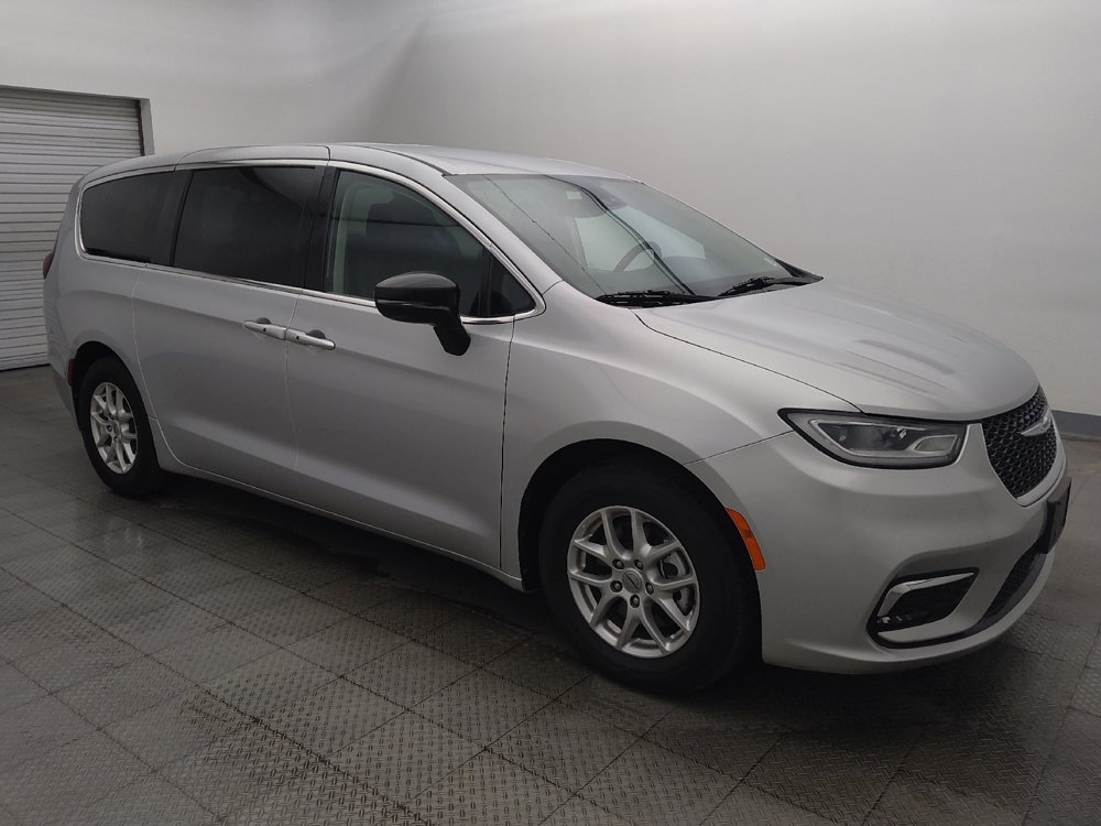 Used 2024 Chrysler Pacifica Touring-L FWD image 11