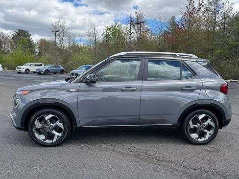Used 2022 Hyundai Venue Limited FWD image 11