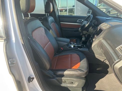 Used 2019 Ford Explorer XLT w/ Equipment Group 202A AWD/4WD image 32