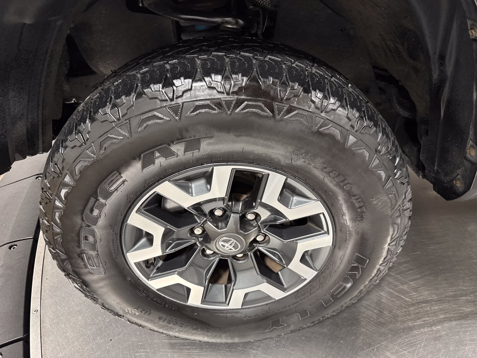 Used 2019 Toyota Tacoma TRD Off-Road w/ Technology Package AWD/4WD image 2