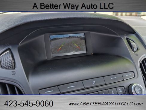 Used 2018 Ford Focus SE w/ Cold Weather Package FWD image 11