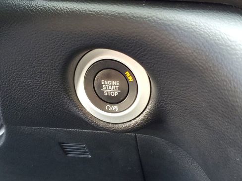 Used 2025 Chrysler Pacifica Select image 18