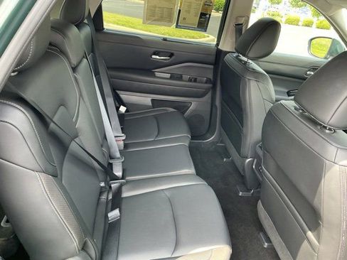 Used 2024 Nissan Pathfinder SL AWD/4WD image 17
