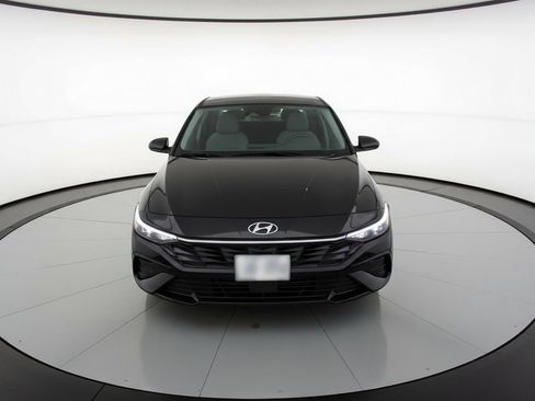 Used 2025 Hyundai Elantra SEL image 2