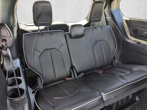 Used 2025 Chrysler Pacifica Limited FWD image 20
