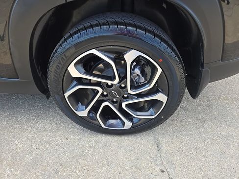 Used 2025 Chevrolet Trax RS w/ Sunroof Package FWD image 23