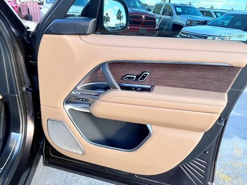 Used 2025 Land Rover Range Rover Long Wheelbase Autobiography image 15