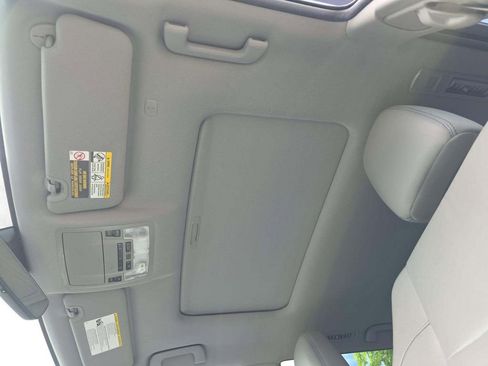 Used 2019 Toyota Highlander XLE AWD/4WD image 4