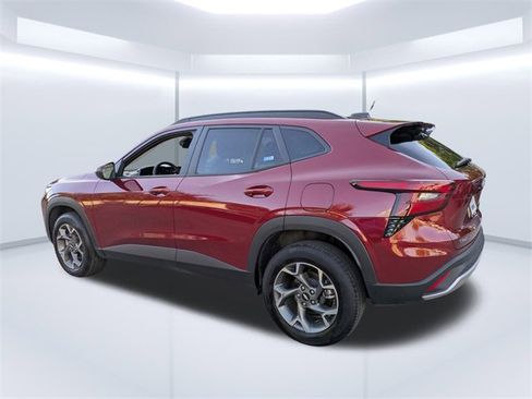 Used 2025 Chevrolet Trax LT w/ LT Convenience Package image 6