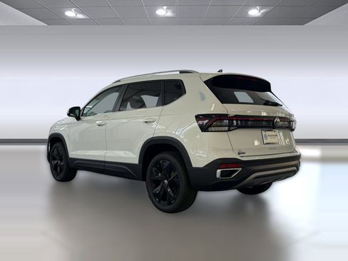New 2026 Volkswagen Taos SE FWD image 3