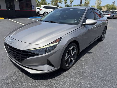 Used 2023 Hyundai Elantra SEL w/ Convenience Package FWD image 4