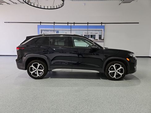 Certified 2025 Volkswagen Tiguan SE FWD image 9