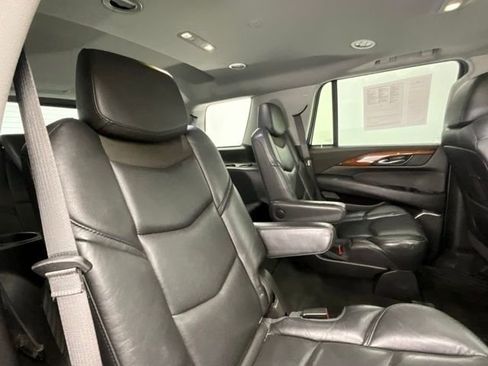 Used 2018 Cadillac Escalade Luxury AWD/4WD image 11