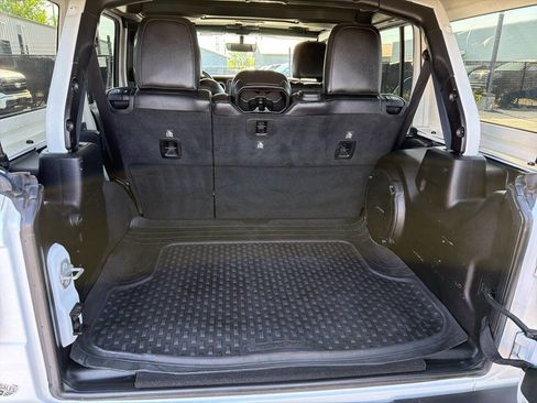 Used 2019 Jeep Wrangler Unlimited Sahara w/ Uconnect 4C Nav & Sound Group AWD/4WD image 19