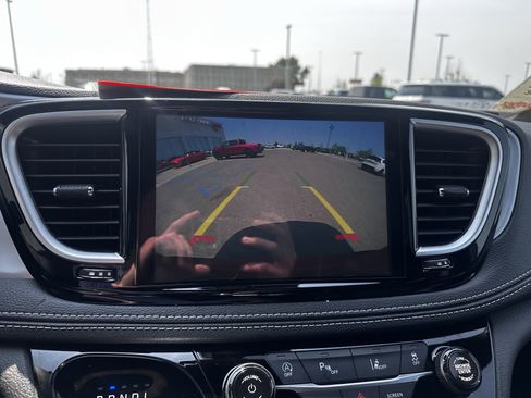 Used 2025 Chrysler Pacifica Limited FWD image 24